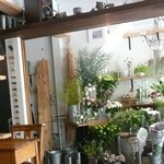 ラカポシ - フラワーショップ併設のカフェ