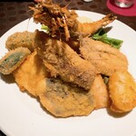 キッチン サカナヤ - ミックスフライにはたくさんの種類のフライが盛り込んでいます