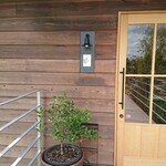 tsuki no mori - 店舗前にはベンチもあります