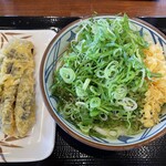 丸亀製麺 - 『なす天、冷かけうどん+ネギ･天かす』