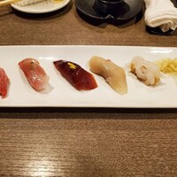 秀徳 2号店 - 皿のセンスはいまいち。こういうの大事。