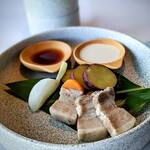 Namyu The Place - メインのお肉の日。アグーのスーチカ（３枚肉の塩漬けを蒸したもの）宮古野菜も蒸して、ソースはシークワーサーポン酢と、ゴーヤと島唐辛子のクリームソース。アグーって本当に美味しい。