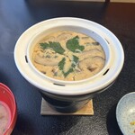 ぬりや - 旅館の夕食で出てきそうな固形燃料でテーブル上で出来上がりを待つ「茶碗蒸し」。アツアツでした。