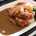 Sukuea - 豚ヒレカツカレー（サラダ・スープ，福神漬け付），日替り野菜トッピング，温泉玉子 ※温泉玉子はセルフのせ，醤油かけ