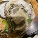 地酒と貝料理 海鮮浜焼き 浜や - めちゃでかい岩牡蠣
