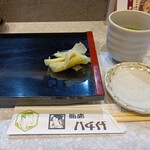立喰い寿司 鮨處八千代 - セッティング＋お茶