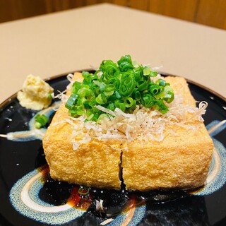 外カリッ中ジュワが堪らない自家製厚揚げを、特製の甘め醤油で
