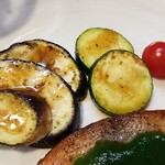 キッチン ブルー グローブ - 備え付け野菜のアップ