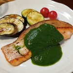 キッチン ブルー グローブ - 銀鮭ポワレのアップ　エビナソースはブリティッシュ・レイシング・グリーンでした