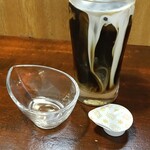 キッチン ブルー グローブ - ミルクを入れます