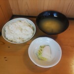 登良屋 - 天ぷらとセットのご飯、みそ汁、漬物