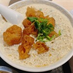 阜杭豆漿 - 揚げパン、パクチーが乗ったおぼろ豆腐。