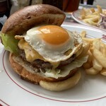 AMERICAN HOUSE - ベーコン＆エッグチーズバーガー