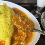 タラキッチン - まずは、卵とキーマカレーから食べてみよう。
            肉肉しさは、やや弱めだがスパイスがキリッと感じる。酸味も少々、卵はほんの少し原型を残す程度。少しドロっとしたキーマカレーだ(*´∀｀*)