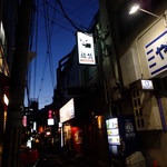 藤家 - この道のを曲がるとお店です♫