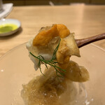 Sousakuryouri Matsu - 玉ねぎのムースとコンソメジュレ、 生ウニ添え、スプーン上げ