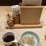 日本橋海鮮丼 つじ半 - 黄身醤油　ガリ