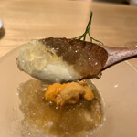創作料理 松 - 玉ねぎのムースとコンソメジュレ、 生ウニ添え、スプーン上げ