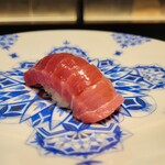 麻布十番 鮨 無銘 - 中トロ 今の季節は、赤身のマグロの味が強く出てる