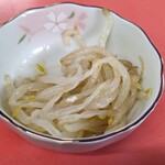Chuukaryouri Kiraku - 中華丼に付いてた小鉢
                        半分以上モヤシ
                        いつもの煮物が良かったなあ