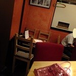 藤家 - 奥にはテーブル席もあります