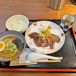 牛たん焼き 仙台辺見 - 上タン焼き定食とハーフラーメン¥1,750