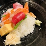 すしめん処 大京 - 裏から見た海鮮丼