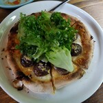ピッツェリア ロッソ - 越前産原木しいたけ&リーフサラダのピッツァ