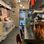 麺屋 宗 - 席はカウンターのみ。エアコン効いてて涼しいので、7月に行きましたが、夏でも快適でした