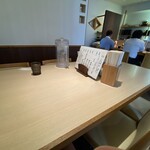 Tonkatsu Sou Fujimaru - こちらのテーブル席で頂きました
      相席になることもよくあります