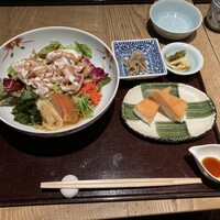 富山 はま作 - ・氷見うどんのサラダ仕立て 鱒寿司セット