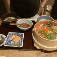 富山 はま作 - 鮭・しらす・シイタケ・山菜をトッピングした、蒸したてフワフワのわっぱご飯です。