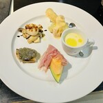 ピッツァ ジューシー - 生シラスのブルスケッタ、帆立とキノコのソテー、北海道産ネギのフリットとエビ、スープ、生ハムメロン