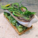 レヴォ - 〜太刀魚〜焼いた太刀魚、石川県の伝統野菜・加賀太胡瓜（かかぶときゅうり）のミルフィーユ、トリュフソース、和紙の皿に乗せて