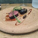 レヴォ - 〜日本鹿〜薪焼きした鹿肉、空芯菜、焼きナス、ジビエソース、ナス皮ペースト