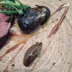 レヴォ - 〜日本鹿〜薪焼きした鹿肉、空芯菜、焼きナス、ジビエソース、ナス皮ペースト