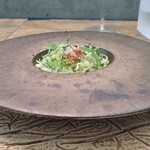 レヴォ - 〜大越中バイ〜富山湾の大バイ貝、レタス、トマト、オリーブを乗せて