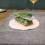 レヴォ - 〜太刀魚〜焼いた太刀魚、石川県の伝統野菜・加賀太胡瓜（かかぶときゅうり）のミルフィーユ、トリュフソース、和紙の皿に乗せて