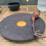 レヴォ - 〜L‘evo鶏〜鶏ムネ肉と鶏モモ肉、クマの内蔵とクマの手、ライスを詰めたもの