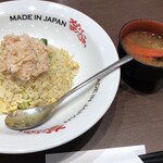 かにチャーハンの店 - かにチャーハンには味噌汁がついてきます