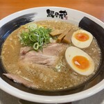 越後秘蔵麺　無尽蔵 - 味玉豚骨魚介醤油（880円）