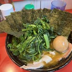 家系総本山 吉村家 - チャーシュー麺、のり、味玉、生ほうれん草