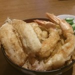 川富士 - 県庁前のサラ飯の定番「川富士」。天丼の具がこぼれとる！