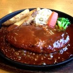 さんてす - デミハンバーグ 180g。かなり熱々！付け合わせ野菜も大きめ♪美味しい♪