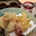 Shun Sai Shimpaku - 鱧の天婦羅と玉蜀黍のかき揚げ。鱧につける梅塩がすごく気に入ってしまった。これだけでお酒が飲める笑