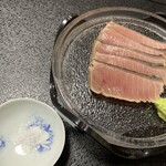 鮨よし - メジ鮪の藁焼き  メニューになかったけど好きなの知ってらっしゃるのでオススメされた。すぐ頼むよね(๑♡∀♡๑)