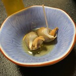 鮨よし - ビールの突き出し ばい貝の煮付け
