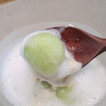 レヴォ - 〜ゆうかメロン〜高岡産のゆうかメロン果肉とトンカ豆のアイス、トンカ豆の泡ムースとシシウドの花をふりかけて