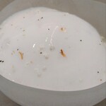 レヴォ - 〜ゆうかメロン〜高岡産のゆうかメロン果肉とトンカ豆のアイス、トンカ豆の泡ムースとシシウドの花をふりかけて