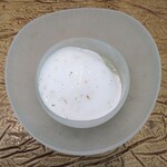 レヴォ - 〜ゆうかメロン〜高岡産のゆうかメロン果肉とトンカ豆のアイス、トンカ豆の泡ムースとシシウドの花をふりかけて